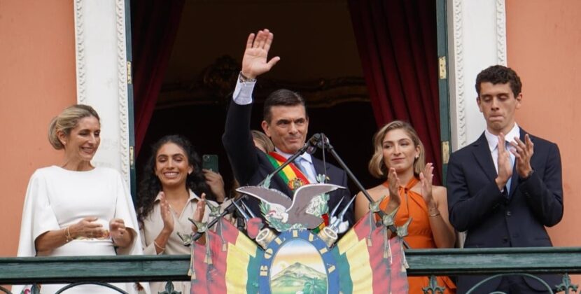 Paz anuncia disponibilidad de gasolina y diésel tras crisis saluda desde el balcón del Palacio