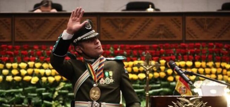 Vicepresidente se despide de la Policía con emotivo uniforme jornada final