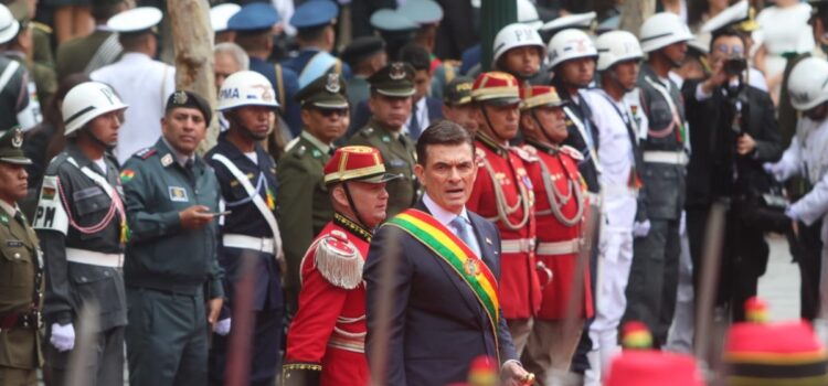 Plaza Murillo Epicentro de la Ceremonia de Posesión de Paz y Lara Símbolos Nacionales