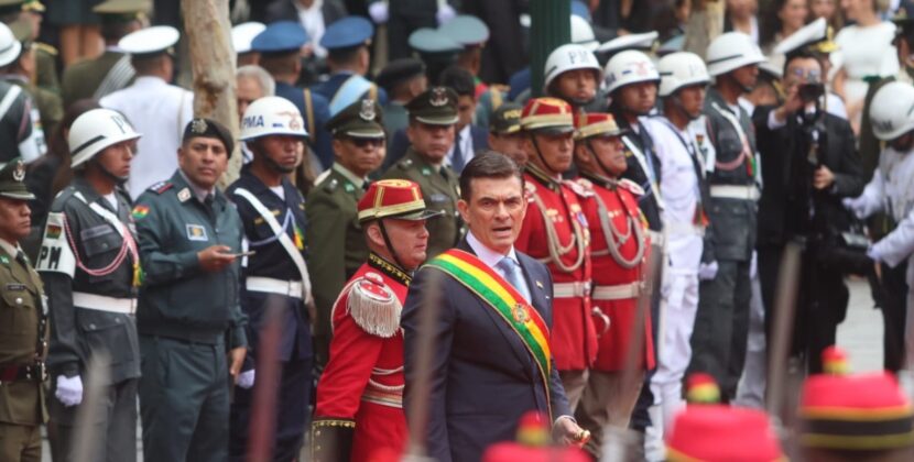 Plaza Murillo Epicentro de la Ceremonia de Posesión de Paz y Lara Símbolos Nacionales