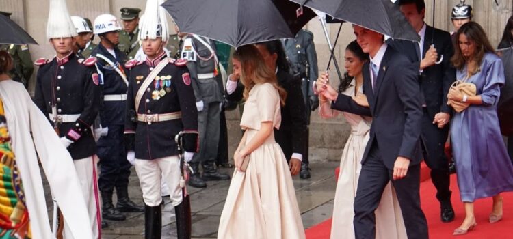Lluvia intensa y emoción marcan la toma de juramento de Paz y Lara con manillas escondidas
