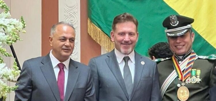 Domínguez y Costa asistieron a la posesión presidencial de Paz y Lara