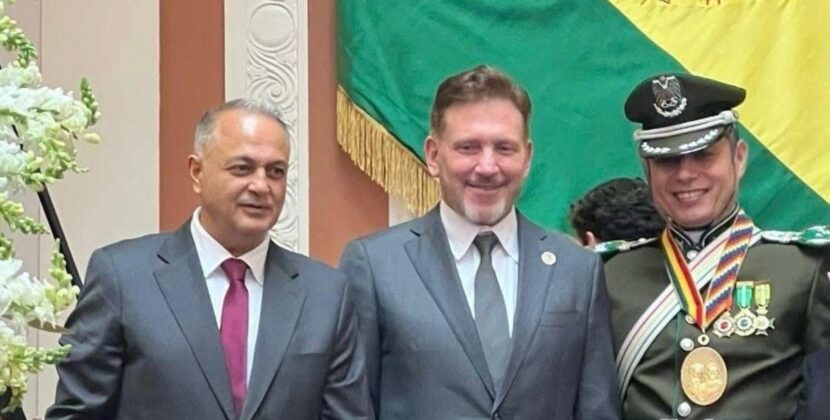 Domínguez y Costa asistieron a la posesión presidencial de Paz y Lara