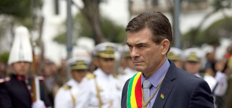 Paz ordena a FF AA frenar fuga de combustible de Bolivia