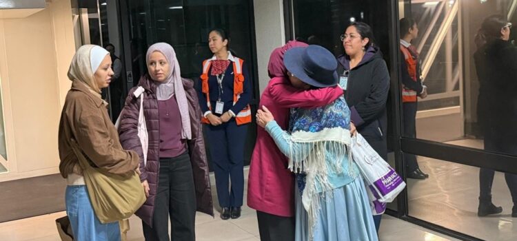 Defensor monitorea traslado familia boliviana Gaza