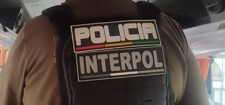 Interpol frena salida de exautoridades en 31 fronteras