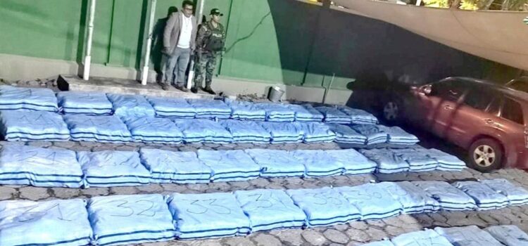 Antidrogas intercepta furgón con 896 paquetes de marihuana