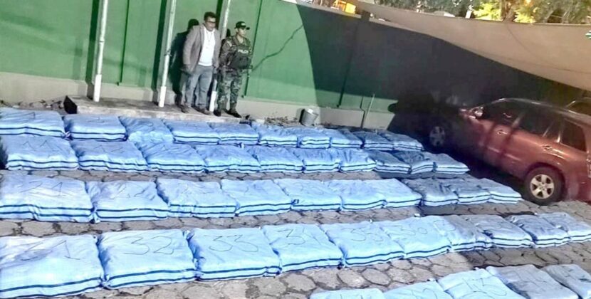 Antidrogas intercepta furgón con 896 paquetes de marihuana