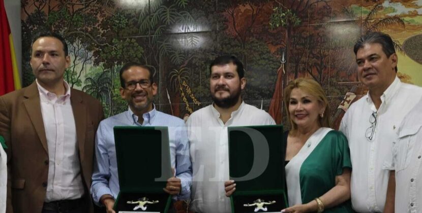 Cívicos honran a Camacho, Áñez y Pumari en Santa Cruz