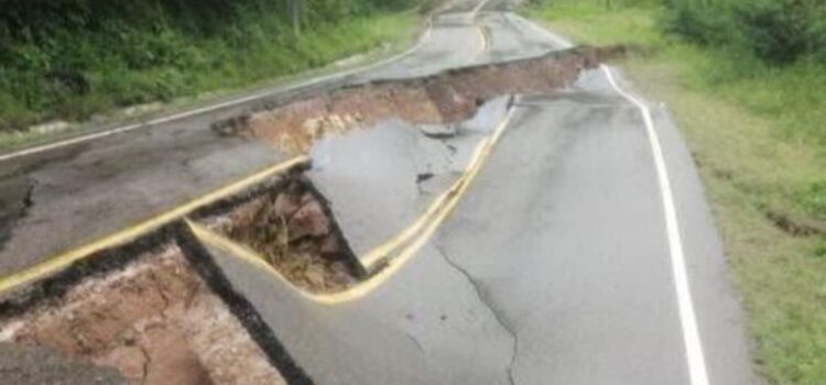 Carretera Santa Cruz-Cochabamba cierra por lluvias y deslizamientos
