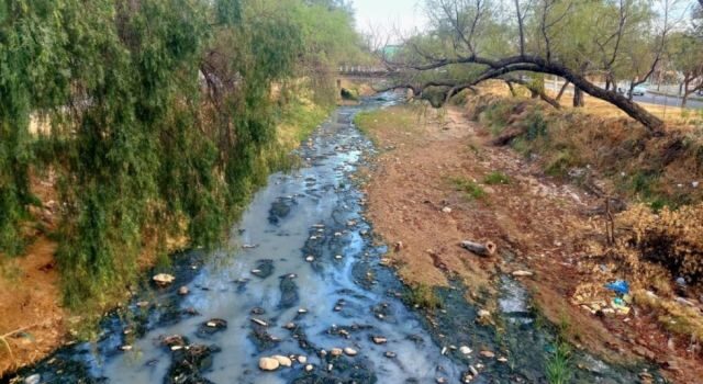 Vecinos multados por verter aguas negras al embovedado