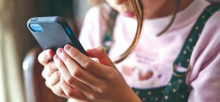 Niños usan internet a los seis años, padres vigilan poco