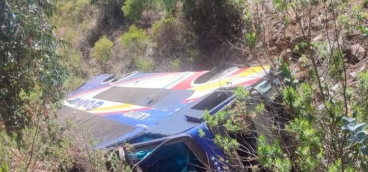 Melga: Hallan pasajera sin vida bajo bus embarrancado