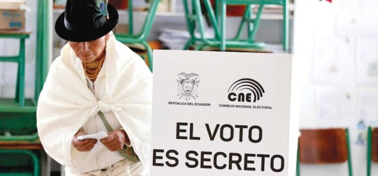 Noboa acepta dimisiones de ministros tras revés en consulta