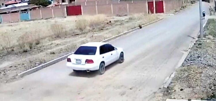 Policía detiene a dos hombres por robo en taxi blanco en Sacaba