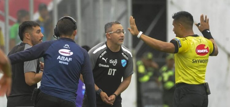 Bolívar exige sorteo de árbitros para partido contra Always Ready en La Paz