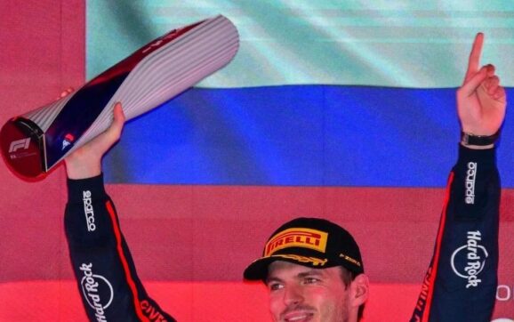 Verstappen impulsa cambio en Mundial de F1 y Sainz logra podio en Gran Premio