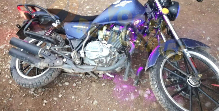 Motociclista muere en accidente en Santa Cruz y su acompañante queda herida