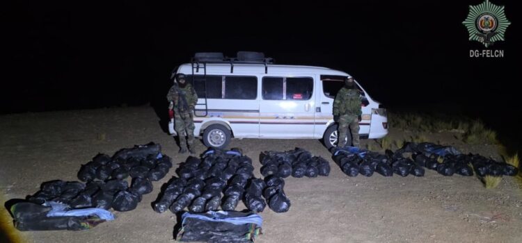 Policía secuestra minibús con sustancias controladas en ruta Cochabamba Chuquisaca