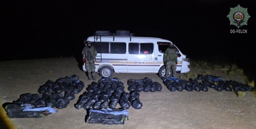 Policía secuestra minibús con sustancias controladas en ruta Cochabamba Chuquisaca