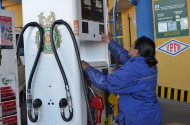 Agencia Nacional de Hidrocarburos garantiza carburantes y pide denunciar revendedores en Bolivia
