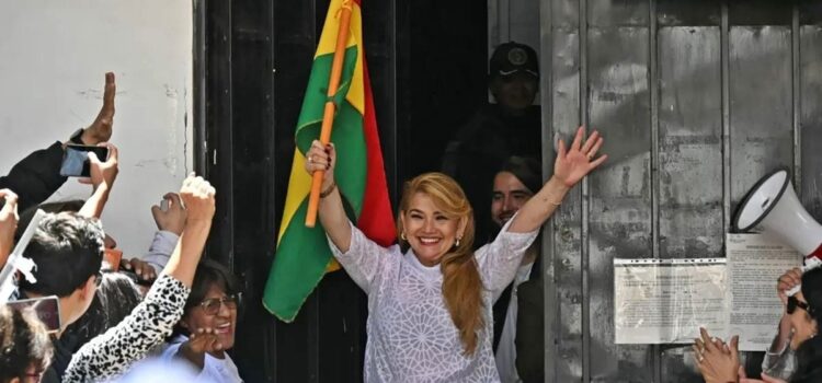 Jeanine Áñez anuncia recuperación y tiempo con su familia tras salida del ogro