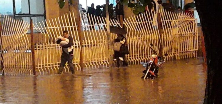 Oruro enfrenta anegamientos tras fuerte lluvia que afecta calles principales