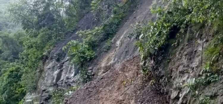 Deslizamiento en La Asunta sepulta una vagoneta y activa rescate inmediato