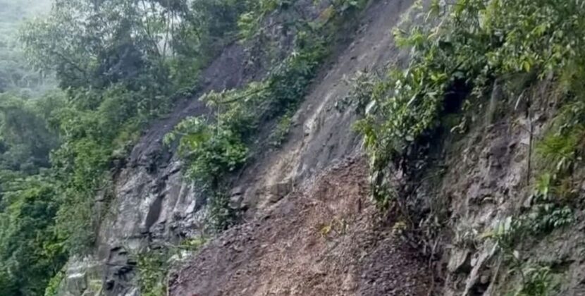 Deslizamiento en La Asunta sepulta una vagoneta y activa rescate inmediato