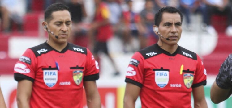 Jordy Alemán dirige el partido entre The Strongest y Always Ready en Tarija