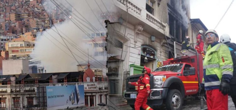 Incendio consume casa colonial en el centro de La Paz y moviliza bomberos