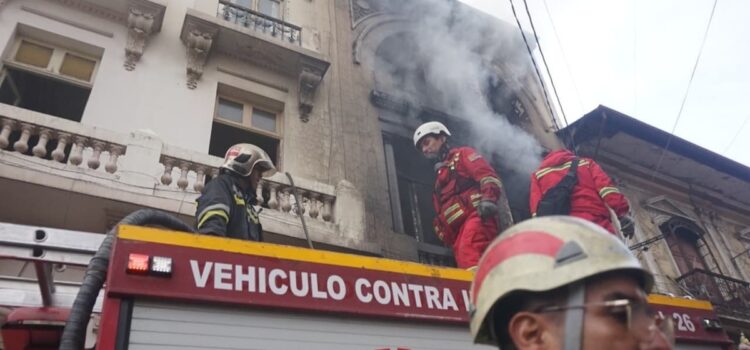 Incendio consume casa colonial en la calle Sagárnaga de La Paz