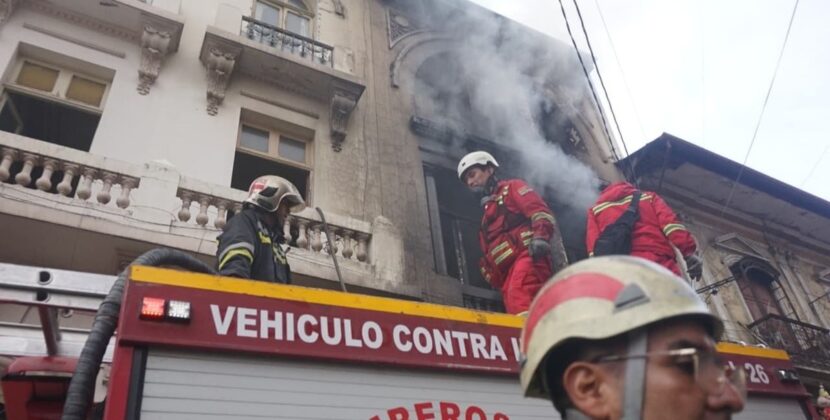 Incendio consume casa colonial en la calle Sagárnaga de La Paz