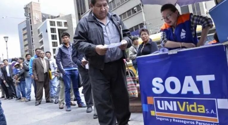 Transportistas de Bolivia cuestionan monopolio de Univida en venta del SOAT
