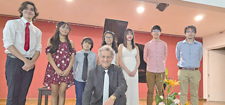 Emilio Aliss impulsa Concierto de Navidad con su clase de piano en La Paz