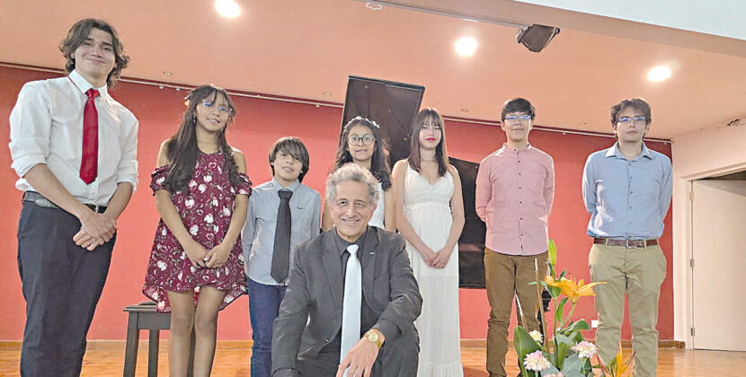 Emilio Aliss impulsa Concierto de Navidad con su clase de piano en La Paz