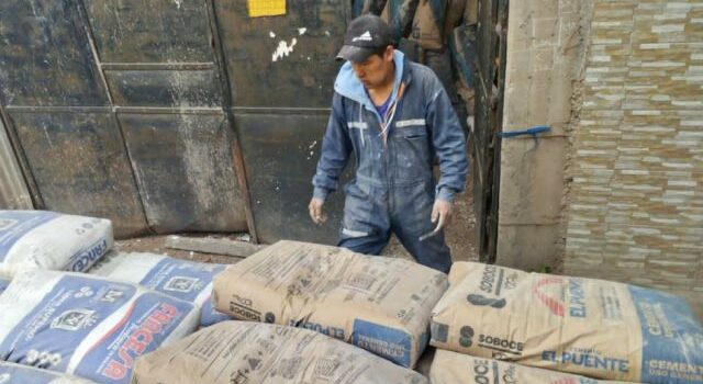 Constructoras en Bolivia advierten crisis por aumento del cemento pese a baja del dólar