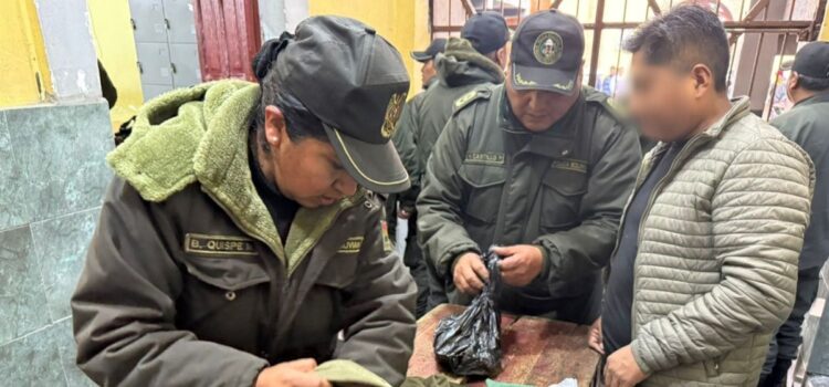 Policía en San Pedro intenta ingresar droga y la Policía lo detiene