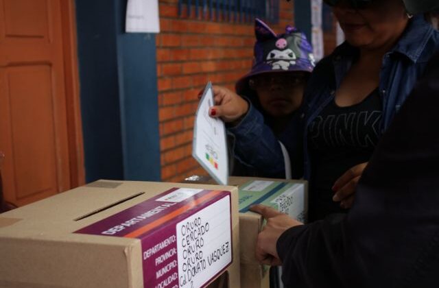 Oliva y Torres lanzan su candidatura en Santa Cruz ante espera de Campero y Cossío