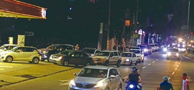 Gobierno de Paz elimina subsidio a carburantes y eleva salario mínimo 20 por ciento