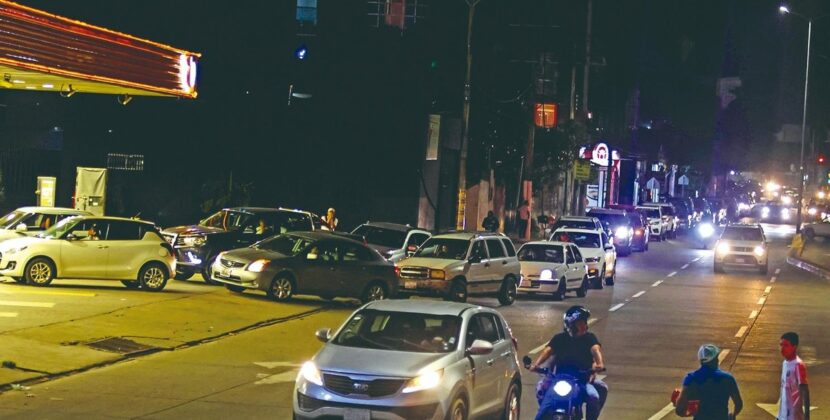 Gobierno de Paz elimina subsidio a carburantes y eleva salario mínimo 20 por ciento