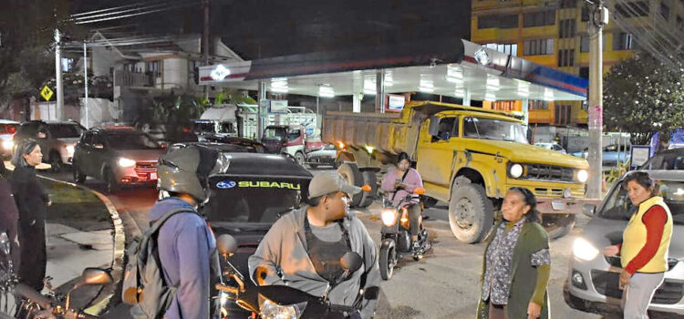 Gobierno anuncia nuevas medidas y precios para combustibles en Bolivia