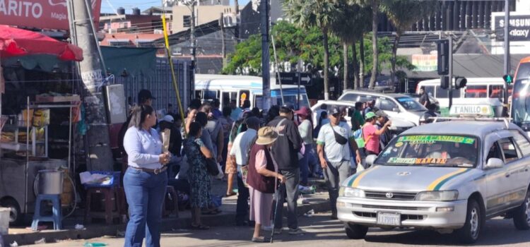 Gobierno concede tolerancia laboral de una hora por medidas económicas en Bolivia