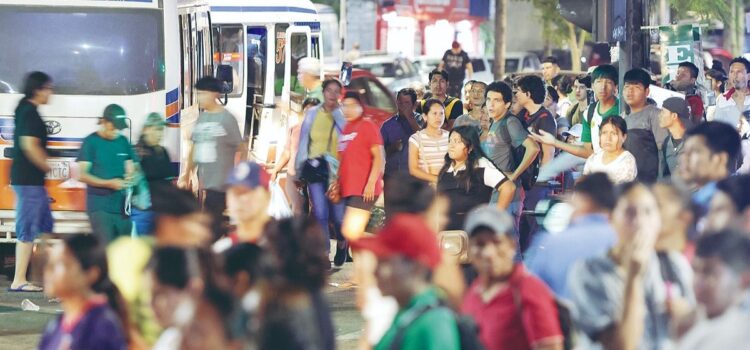 Transportistas en La Paz advierten paros por falta de micros y afectan usuarios