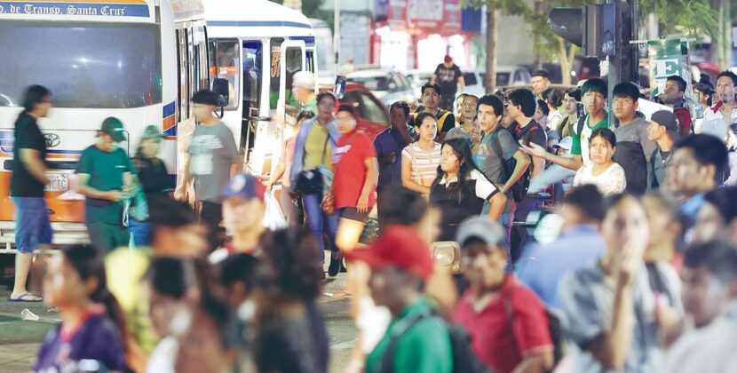 Transportistas en La Paz advierten paros por falta de micros y afectan usuarios