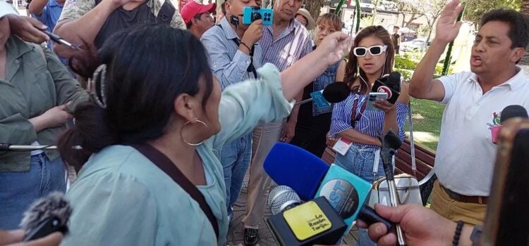 Cívicos de Santa Cruz expulsan a evistas del kiosko de la plaza y advierten crisis