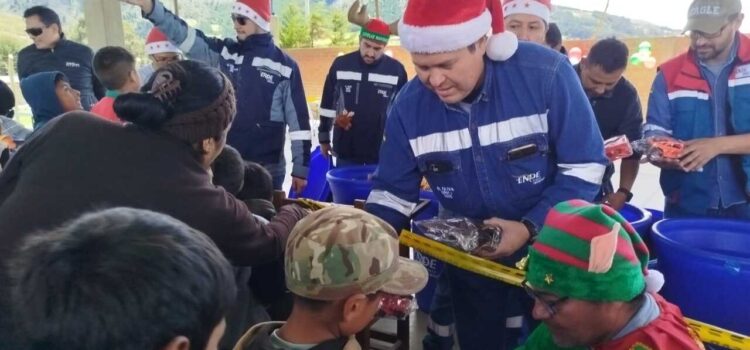 ENDE Valle Hermoso impulsa Navidad con energía para niños en Monte Punku