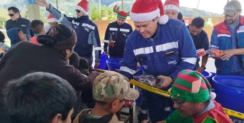 ENDE Valle Hermoso impulsa Navidad con energía para niños en Monte Punku