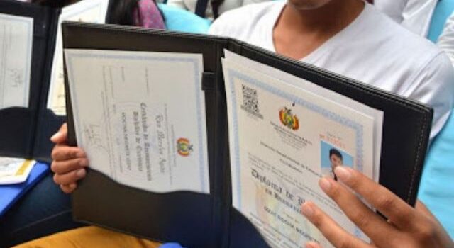 Colegios de La Paz retienen libretas y denuncian padres por deudas escolares