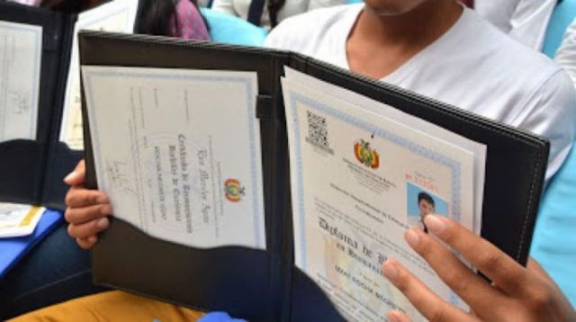 Colegios de La Paz retienen libretas y denuncian padres por deudas escolares